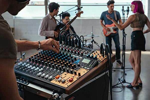 Découvrez notre test détaillé du TASCAM Modèle 16 : performances, fonctionnalités et verdict sur ce studio de mixage compact et professionnel. 